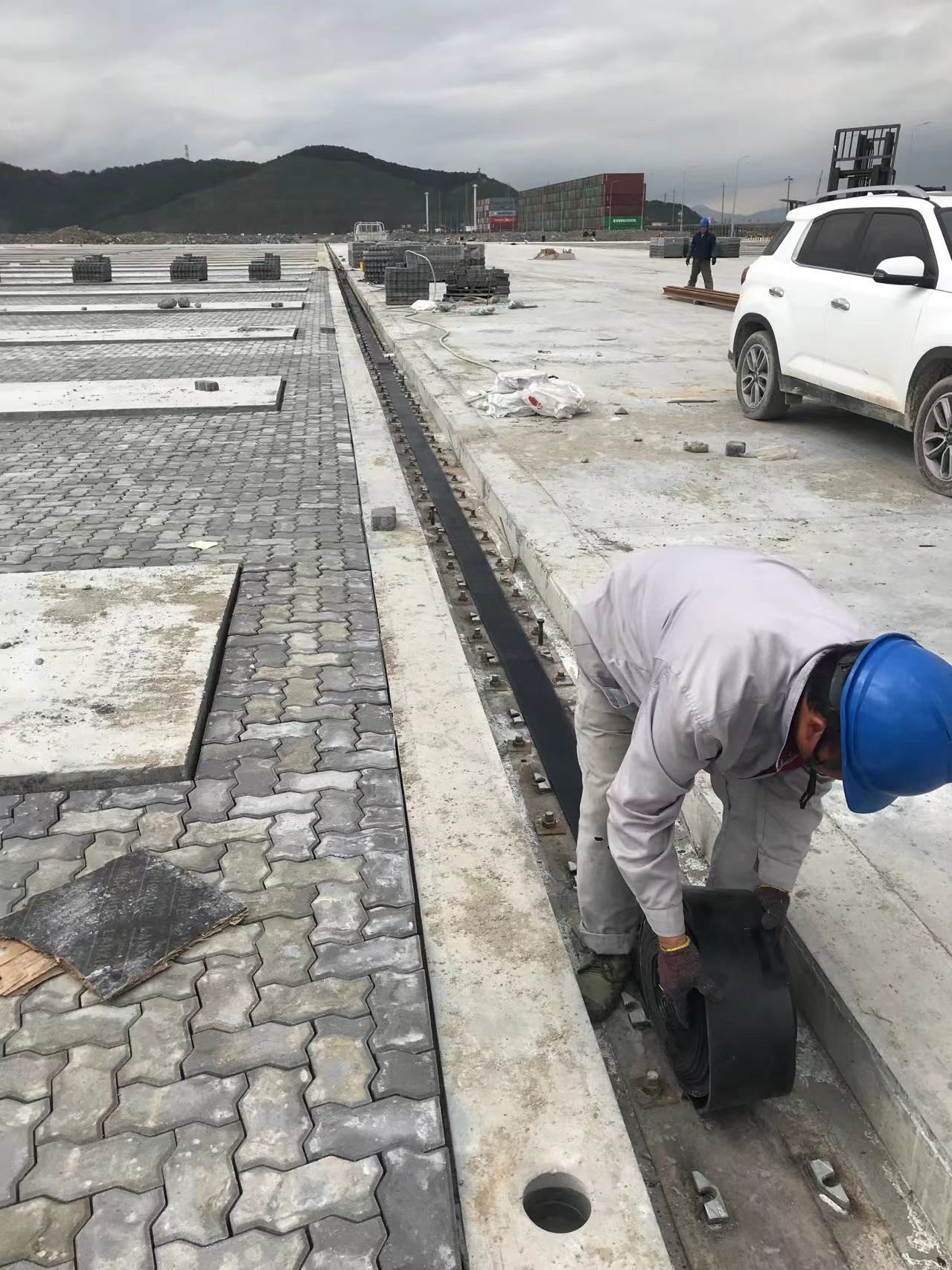 轨道压板施工